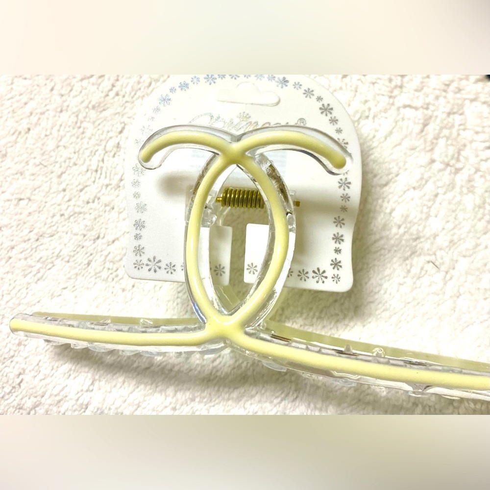 Hair Clip cream color Súper fashion and big to hold lots of not so much :)